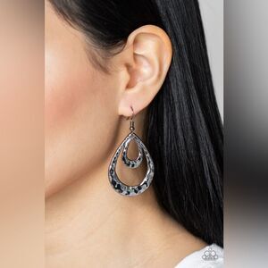 Museum Muse Black Earrings (172)